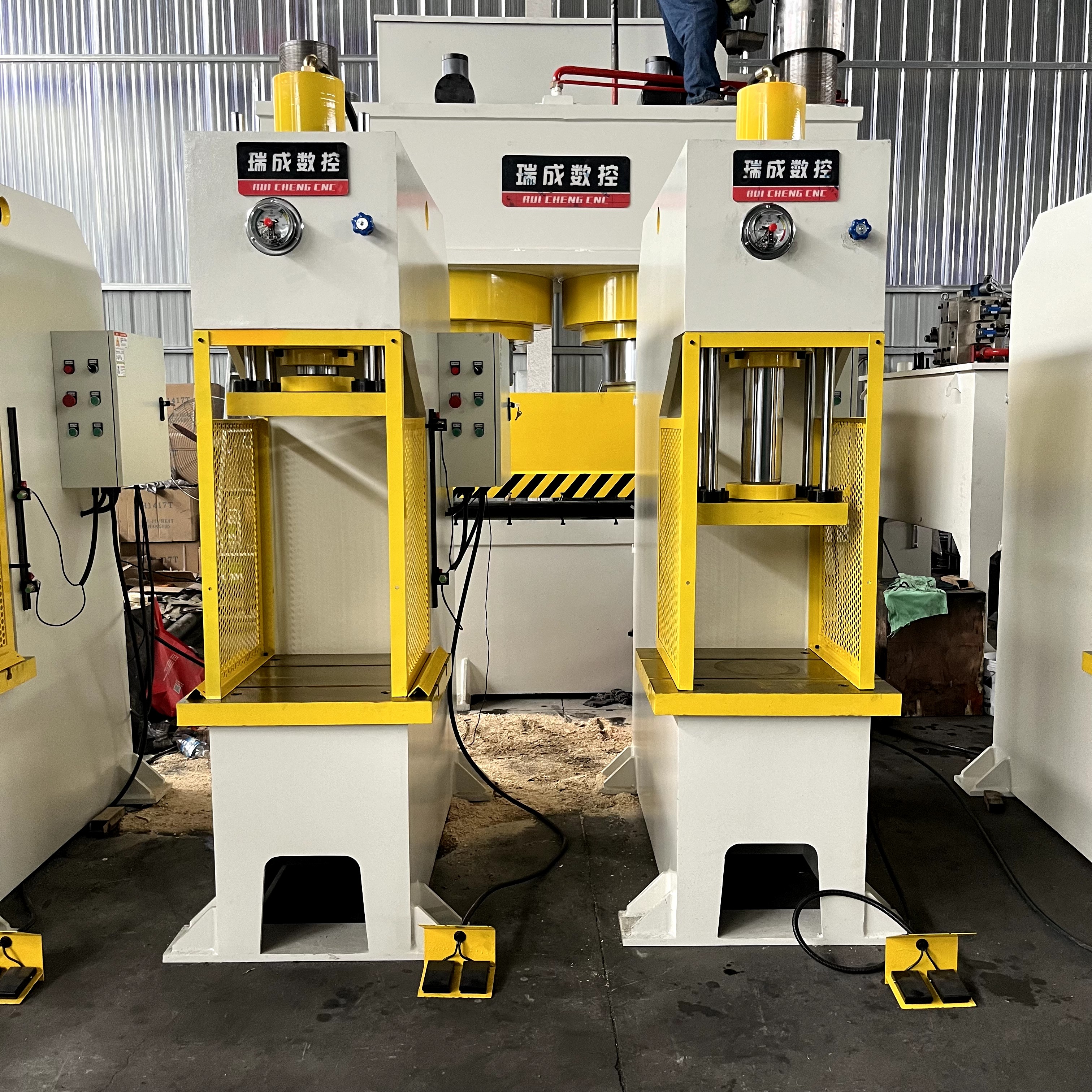 40T单臂定制型液压机出口